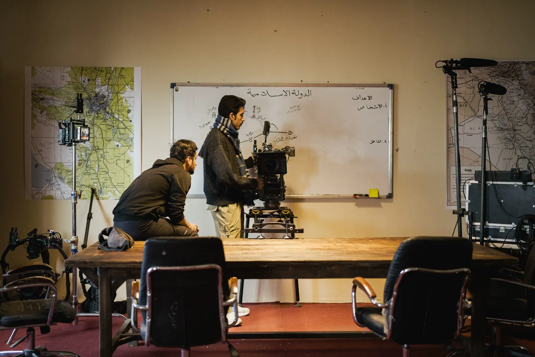 Profesyonel film kamerası hazırlayan prodüksiyon ekibi